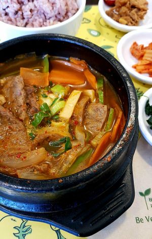 Soy meat stew 뚝배기 콩불구이 - close up at Loving Hut Gangnam-gu - 러빙헛 in Seoul