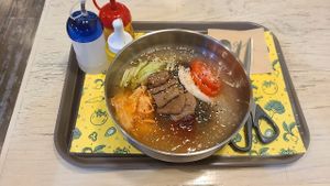 Vegan cold noodles (냉면) at Loving Hut Gangnam-gu - 러빙헛 in Seoul