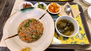 Vegan fried rice (볶음밥) at Loving Hut Gangnam-gu - 러빙헛 in Seoul