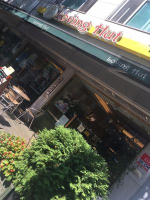 Outside look at Loving Hut Gangnam-gu - 러빙헛 in Seoul