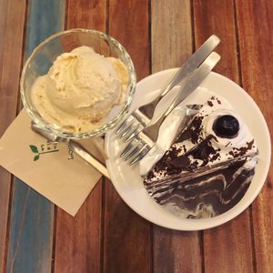 Vanilla ice cream & choco cream pie at Loving Hut Gangnam-gu - 러빙헛 in Seoul