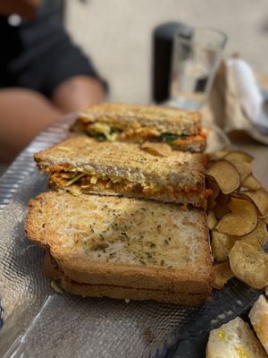 Sandwich de queso vegano, champiñones y espinacas  at Sabor'art Café in Nazare