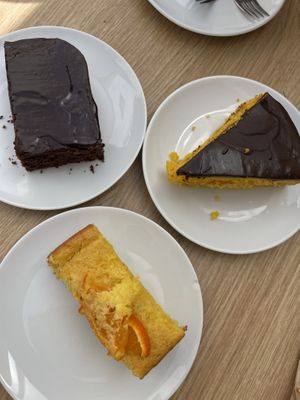 Postres veganos (brownie, de naranja y carrot cake)  at Sabor'art Café in Nazare