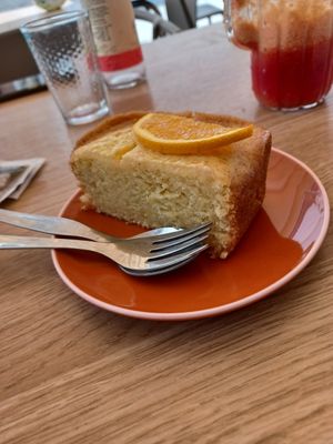 Vegan orange cake at Sabor'art Café in Nazare