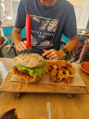 Vegan burger at Sabor'art Café in Nazare