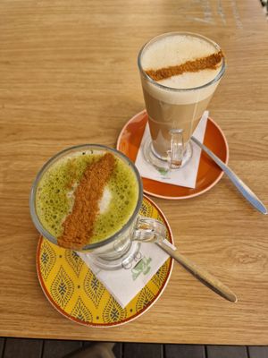 Matcha Latte and Chai Latte with almond milk at Sabor'art Café in Nazare