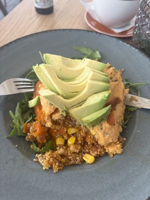 Baked sweet potato with quinoa and rocket salad. (Without balsamic glaze) Yum! 😋   at Sabor'art Café in Nazare