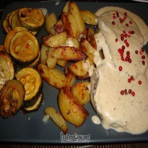 seitan with horseradish sauce, potatoes and zucchini at Bistro Artesana Groovy in Helsinki