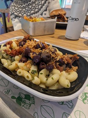 Pesto Mac and cheeze at No Frickin Chicken in Worcester