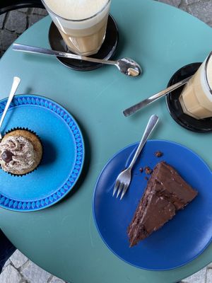 Chai Lattes mit Hafermilch, Schokokuchen und Tiramisu Cupcake at INTRO in Karlsruhe