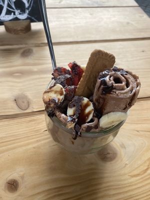 Vegan Ice Cream Rolls (Banane-Nuss-Nugat-Creme mit Erdnussbutter)  at INTRO in Karlsruhe
