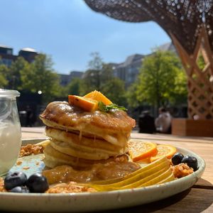 Pancakes mit hausgemachtem Apfelkompott at INTRO in Karlsruhe