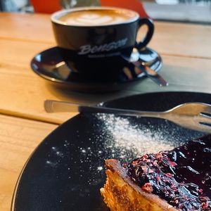 Cheesecake & Cappuccino, unser Kaffeeröster Benson Coffee💗auf der Tasse at INTRO in Karlsruhe