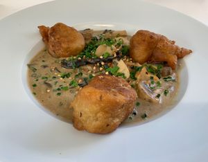 Knusprige Hauberlinge mit Kräuterpilzrahmsauce at Gasthaus Bürgerstüble in Sankt Peter