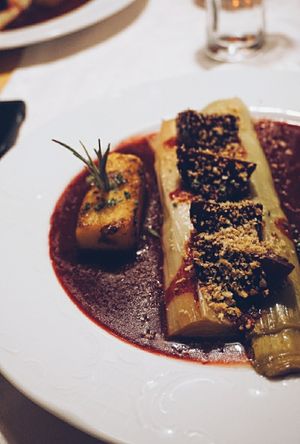 Geschmorter Lauch mit Roter Bete und gebratener Polentaschnitte at Gasthaus Bürgerstüble in Sankt Peter