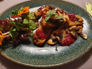 Gebackene Pilz-Kichererbsen-Schnitte mit Preiselbeer-Chutney und gebratenen Pilzen at Gasthaus Bürgerstüble in Sankt Peter