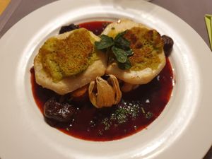 Selleriemedaillons unter der Kräuterkruste auf Rotkrautjus, mit Brezelknödeln und Preiselbeeren at Gasthaus Bürgerstüble in Sankt Peter