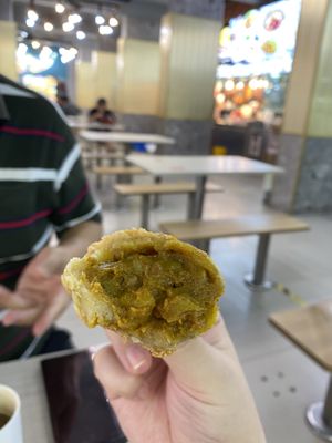 Curry puff is good 👍🏻 well recommended by the consumers here 😇 at Xi De Li 西得利 - Marsiling in North Singapore