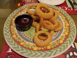 Aros de cebolla con salsa barbacoa at Piccolo in Cuenca