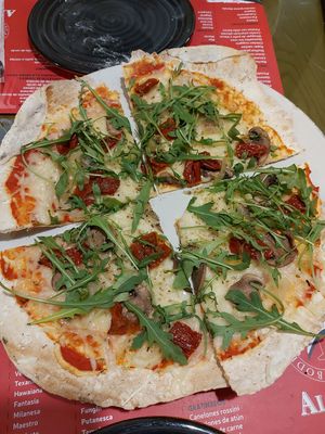 Pizza vegana at Piccolo in Cuenca