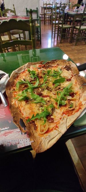 Pizza vegana, masa fina at Piccolo in Cuenca