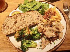 No pollo,penne con salsa boloñesa vegana y brócoli  at Margarito in Valencia