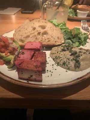 Tofu a la plancha con aguacate con pico de gallo y baba ganoush at Margarito in Valencia