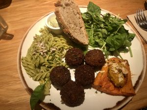 Falafel + fusili con pesto verde + boniato asado con pesto rojo + salsa de curry verde  at Margarito in Valencia