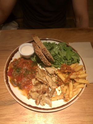 No pollo + pisto a la bilbaína + mayonesa oriental + penne a la boloñesa vegana  at Margarito in Valencia