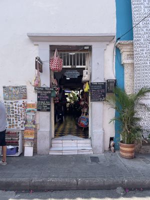 Entrance via a souvenir shop  at Mama-Nilma in Cartagena