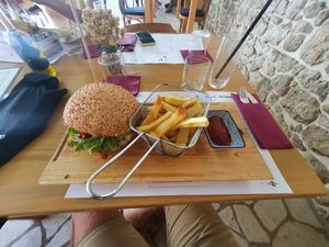 Vegan BBQ-Burger with French Fries at Ninas Place  in Razanac