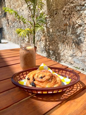 Cinnamon rolls and cocoa smoothies at Crush in Merida