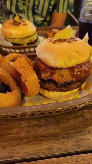 Onionrings & BAE Burger (the Best😍) at Crush in Merida