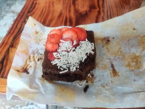 Brownie con fresas at Crush in Merida