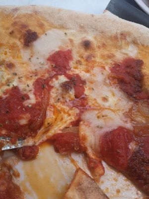 Pizza con soprasada at La Terrazza in Valencia