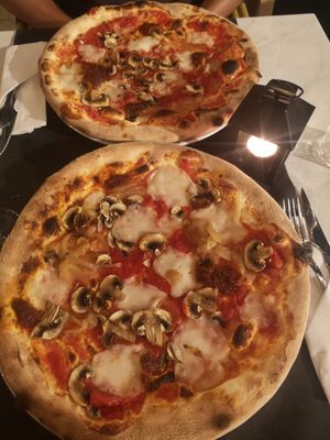 Pizza almusafes with extra champignons at La Terrazza in Valencia