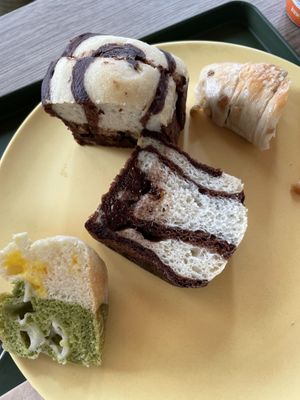 Spinach bread, chocolate and salty pastry   at Vegan Veganing in Seoul