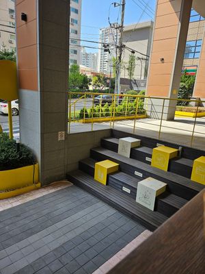 Additional outdoor seating at Vegan Veganing in Seoul