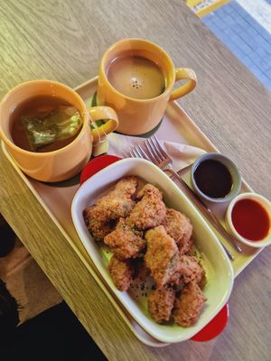 Fried mushrooms, green tea and korean herbal tea at Vegan Veganing in Seoul