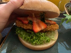 Special spring burger with strawberries and asparagus at Hans im Glück in Passau