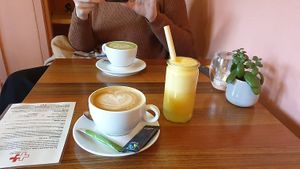 drinks: matcha latte, cappuccino - both with oat milk - and juice (good juicer!) at First Eet in Arnhem