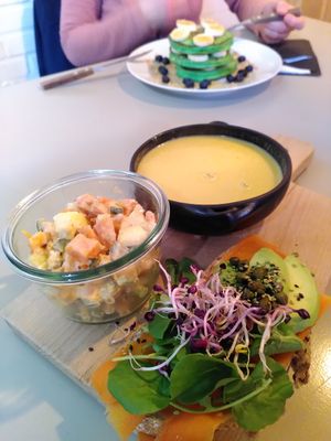 The delicious platter with salmon sandwich, corn soup and sweet potato salad at First Eet in Arnhem