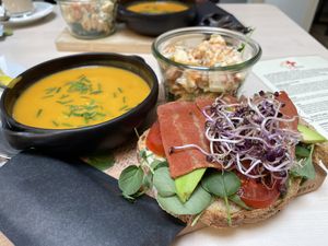 Schaftplank met vegan BLT sandwich, zoete aardappelsalade en pompoensoep  at First Eet in Arnhem