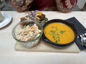 Schaftplank met chicken curry sandwich, zoete aardappelsalade en Pompoensoep  at First Eet in Arnhem