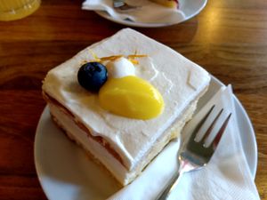 Vanilla and lemon cake at First Eet in Arnhem