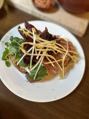 Toast cream cheese met vegan bacon en rode uien-cranberrycompote  at First Eet in Arnhem