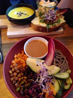 Buddha bowl en Schaftplank at First Eet in Arnhem