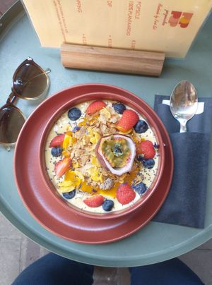 Smoothiebowl mango passionfruit at First Eet in Arnhem