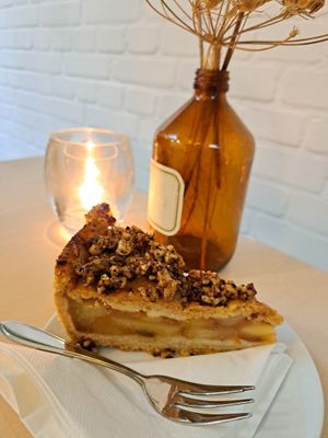 Plant-based apple pie at First Eet in Arnhem