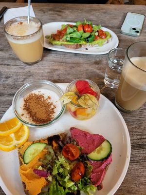 Hinten Schmankerlbrot mit Chai Latte und vorne Frühstück Therese mit Latte Macchiato at Café Amsl in Passau